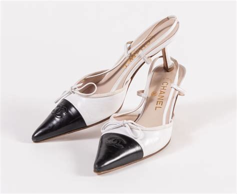 scarpa chanel bianche e nere con fiori applicati